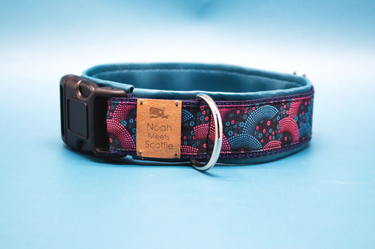 Hundehalsband MILO mit abstraktem Wellenmuster in Schwarz, Blau und Pink