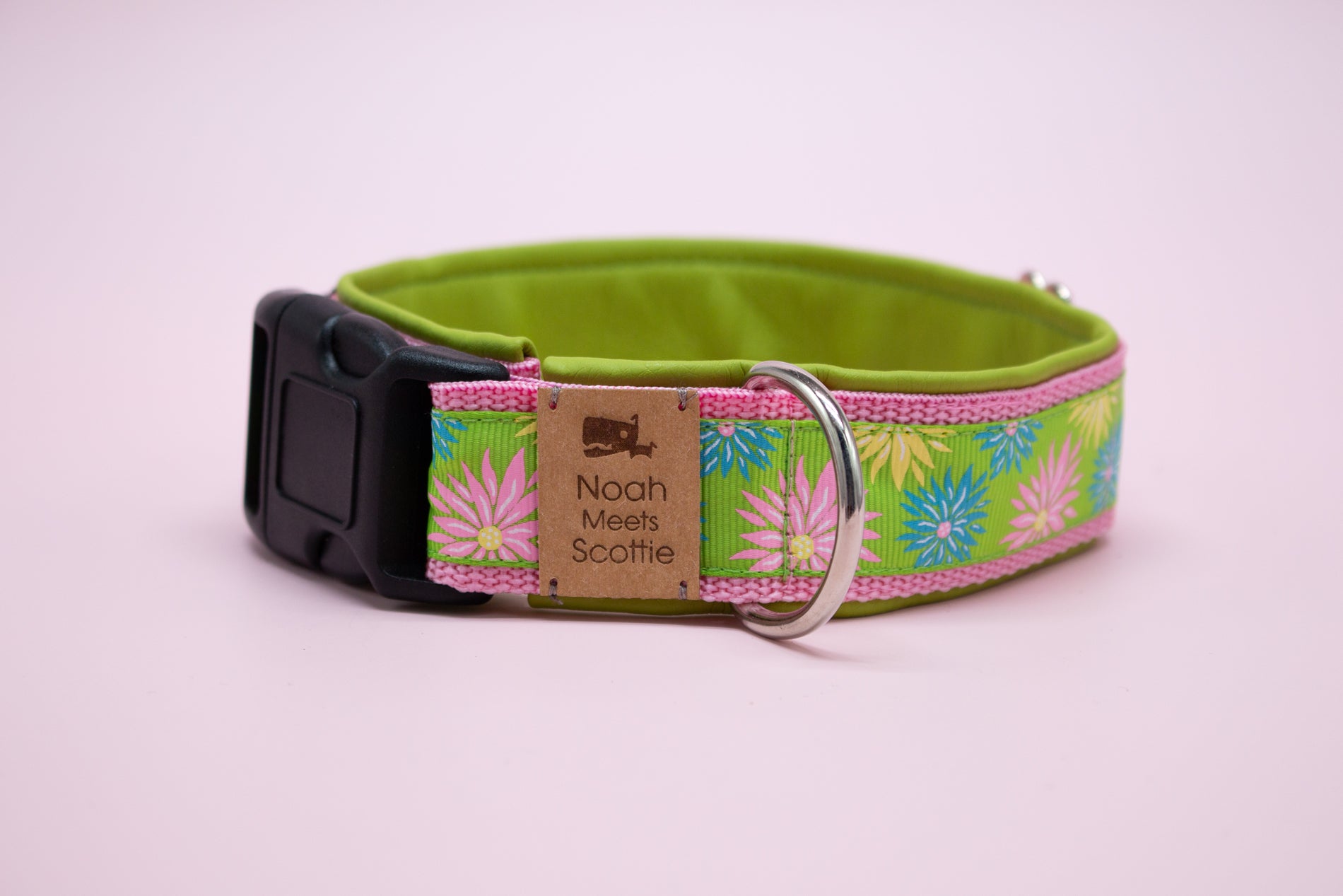 Detailansicht Hundehalsband MIRA – Boho-Design in Grün Rosa, weich gefüttert