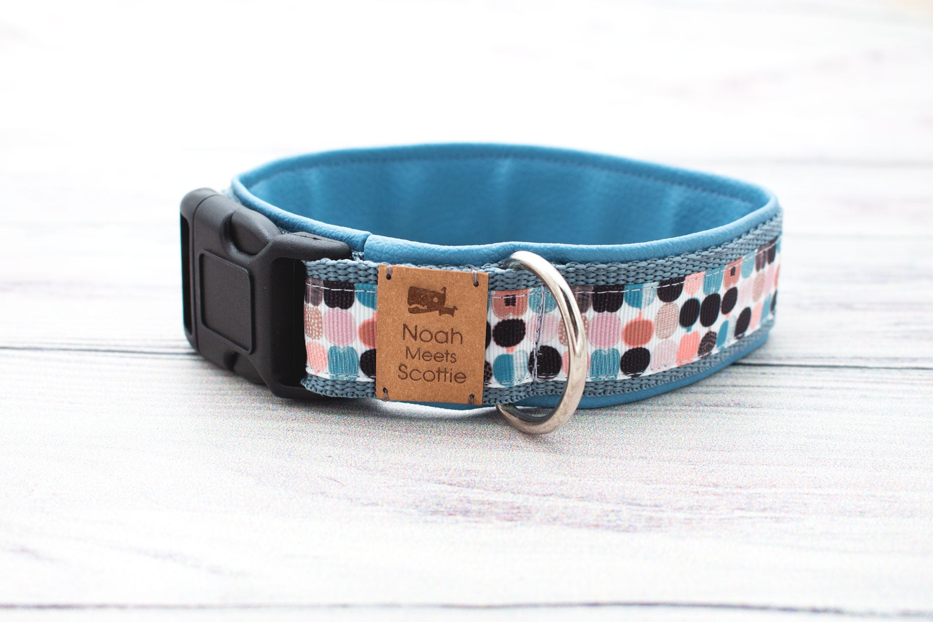 Seitenansicht Hundehalsband MIRI – modernes Design mit bunten Punkten, verstellbar