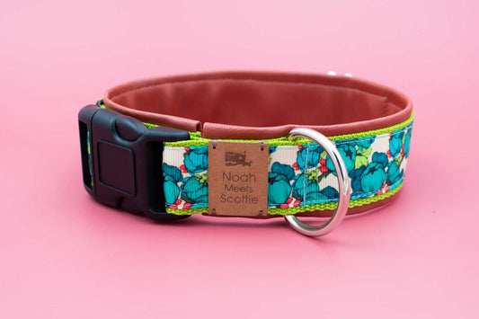 Frontansicht Hundehalsband MOEMA mit tropischem Blumenmuster in Türkis Blau Grün, weich gefüttert mit cognacfarbenem Kunstleder