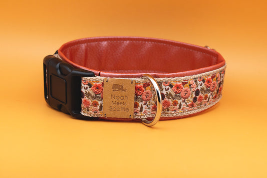 Hundehalsband MONA mit Vintage-Blumenmuster in Kupfer, Beige, Senfgelb und Orange – Frontansicht