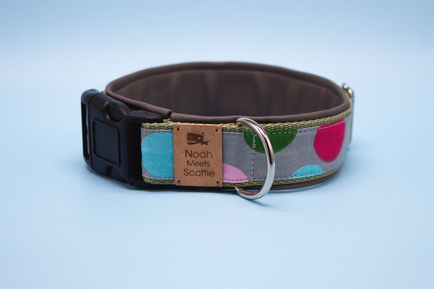 Detail Hundehalsband MOONI, gepunktetes Design mit olivgrünem Kunstleder