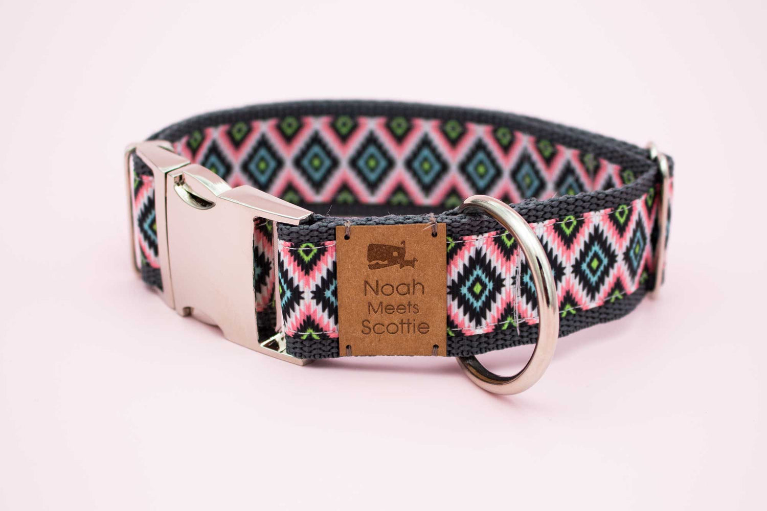 Hundehalsband MOOSLICHT – geometrisches Muster in Grau, Rosa und Grün, nordisch, modern, robust, verstellbar