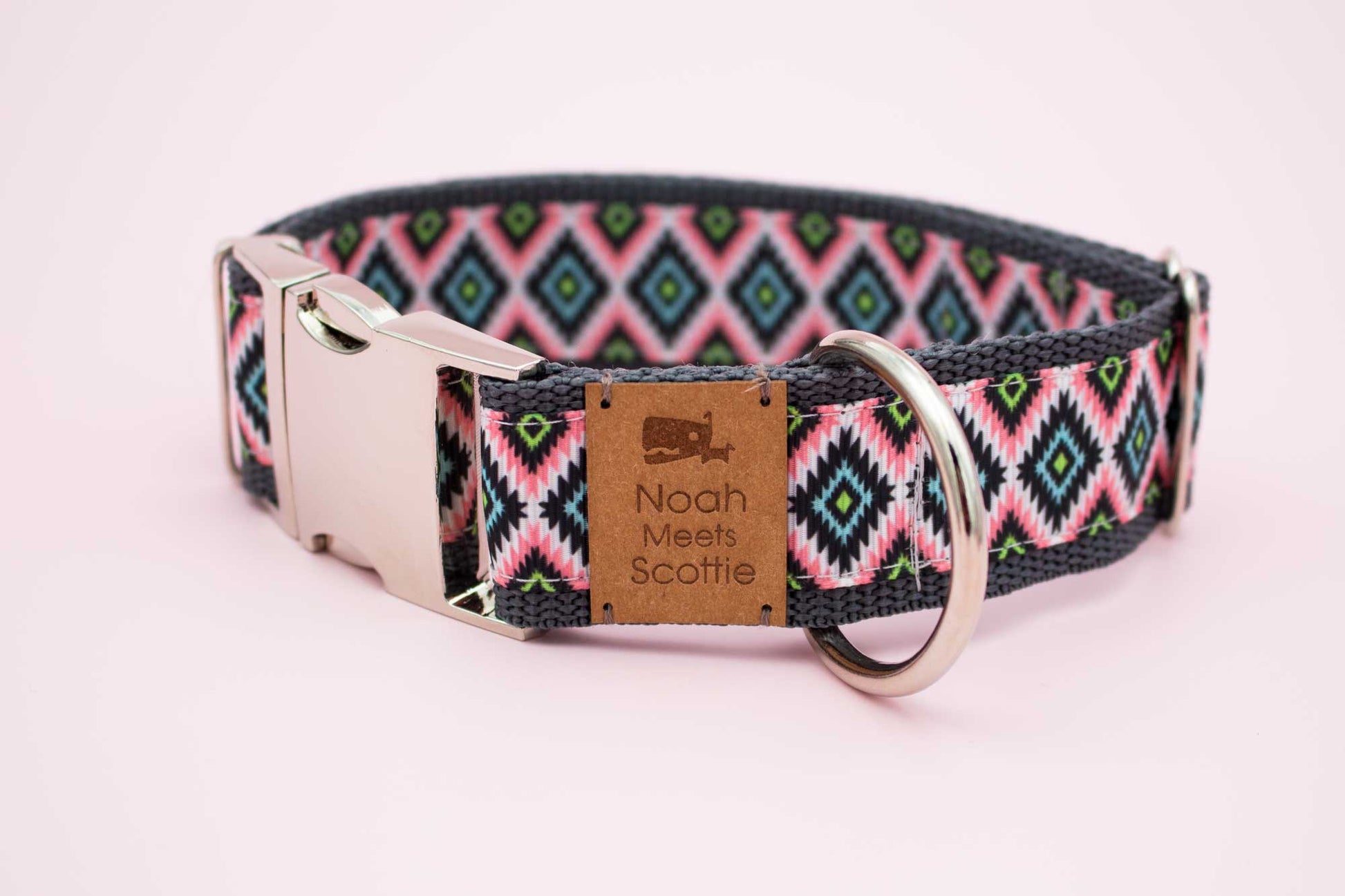 Detail Hundehalsband MOOSLICHT – geometrisches Muster, Grau mit Rosa und Grüntönen, nordisch inspiriert