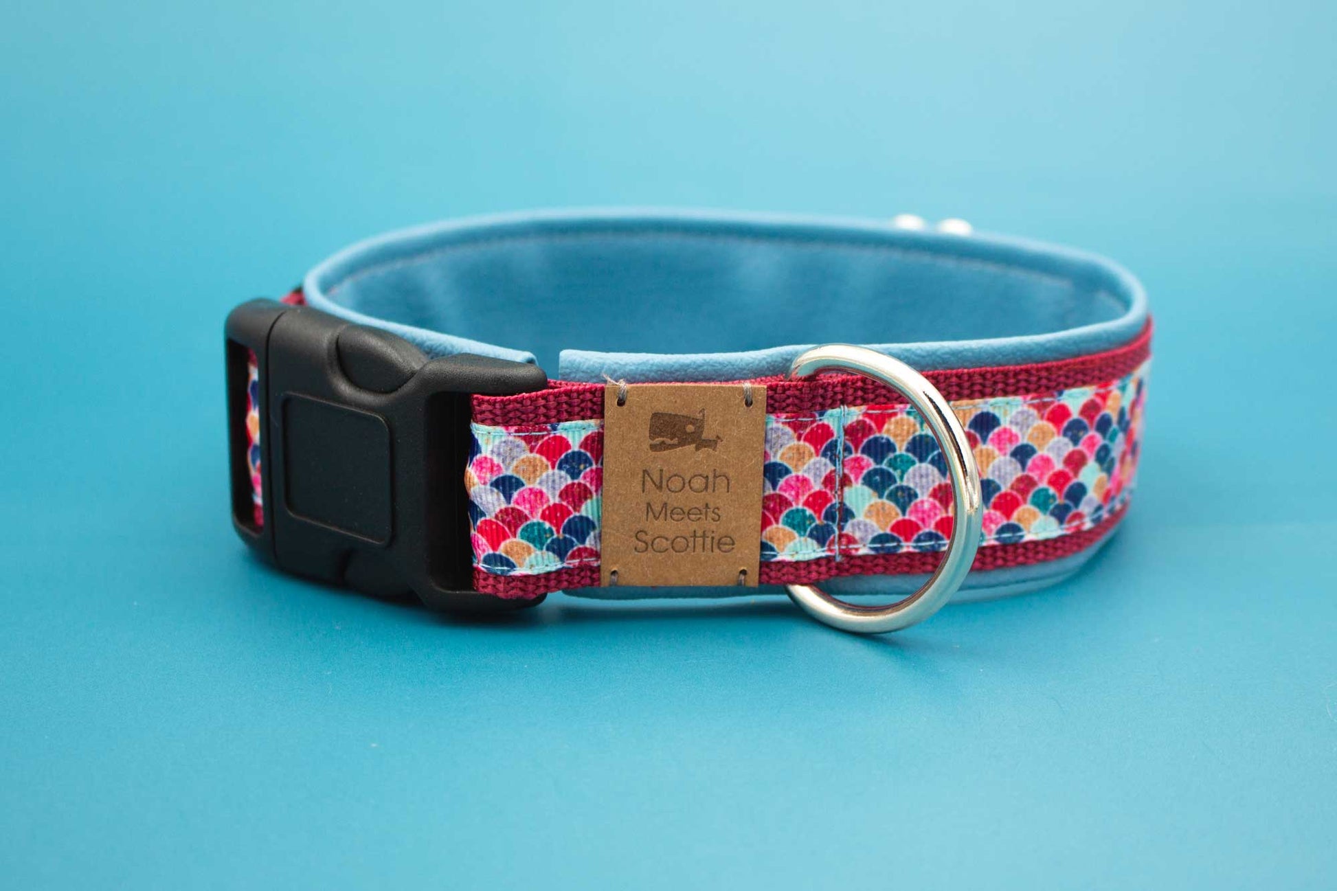 Detailansicht Hundehalsband NALA, verstellbar und robust, farbenfrohes maritimes Muster mit Schuppen