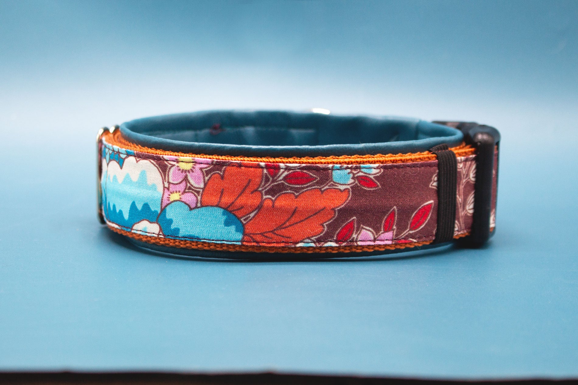 Detailansicht Hundehalsband Nanami mit floralem Muster und petrolblauer Kunstlederfütterung