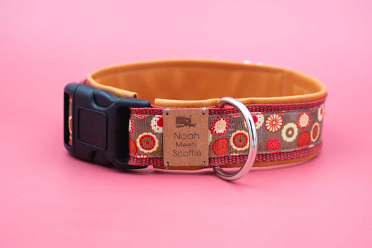 Hundehalsband NATSUKI mit asiatischem Blumenmuster in Rot und Beige – Frontansicht