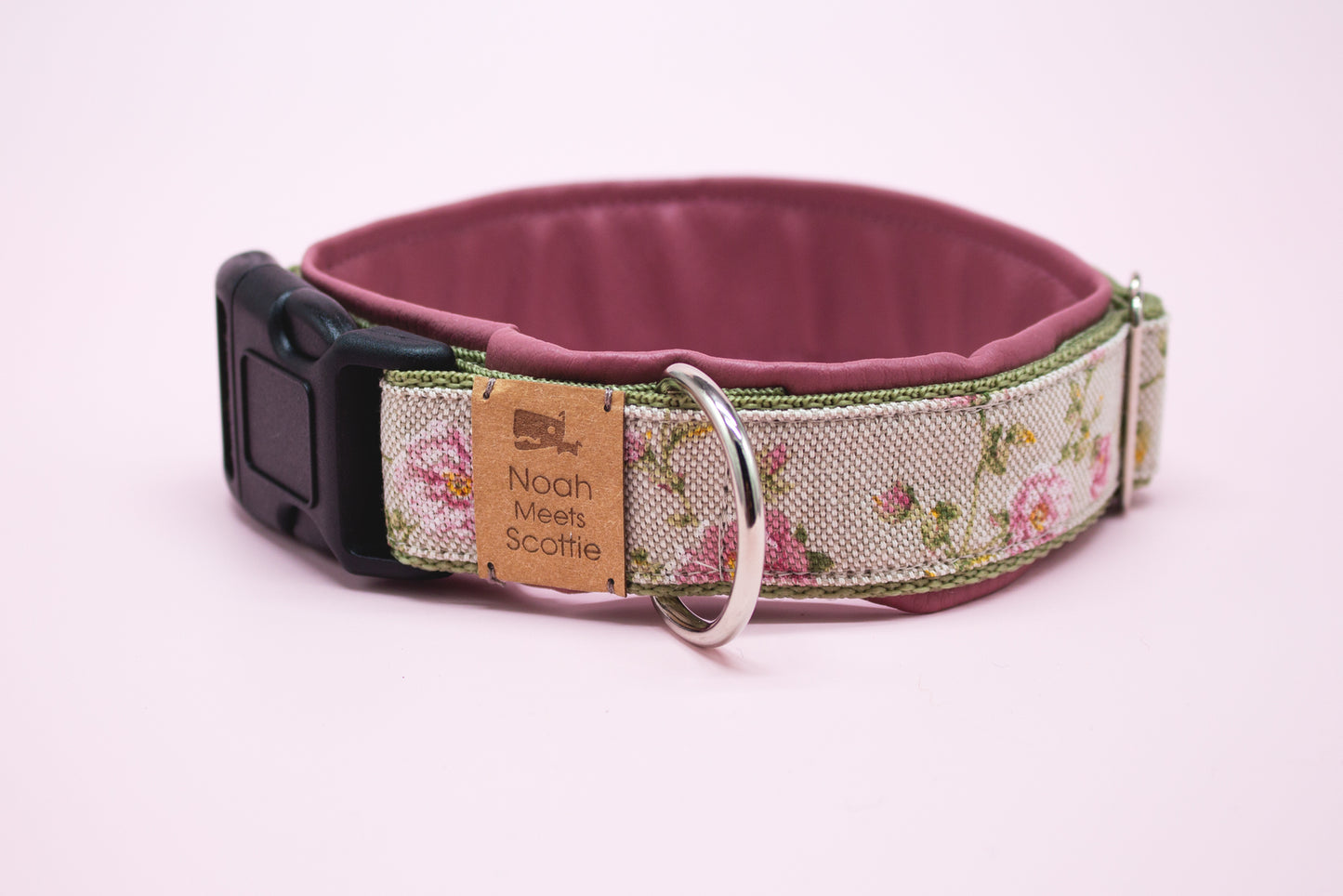 Detailansicht Hundehalsband NELLY mit zartem Blumenstoff und altrosafarbener Kunstlederfütterung