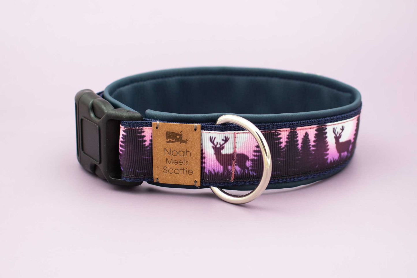 Frontansicht Hundehalsband NIGHTTIME mit Hirschmotiv und Waldsilhouette in Violett und Schwarz, weich gefüttert mit dunklem Kunstleder