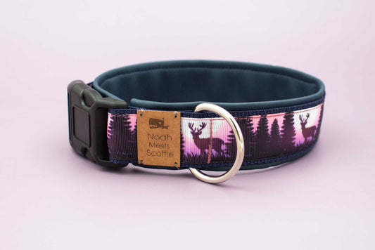 Frontansicht Hundehalsband NIGHTTIME mit Hirschmotiv und Waldsilhouette in Violett und Schwarz, weich gefüttert mit dunklem Kunstleder