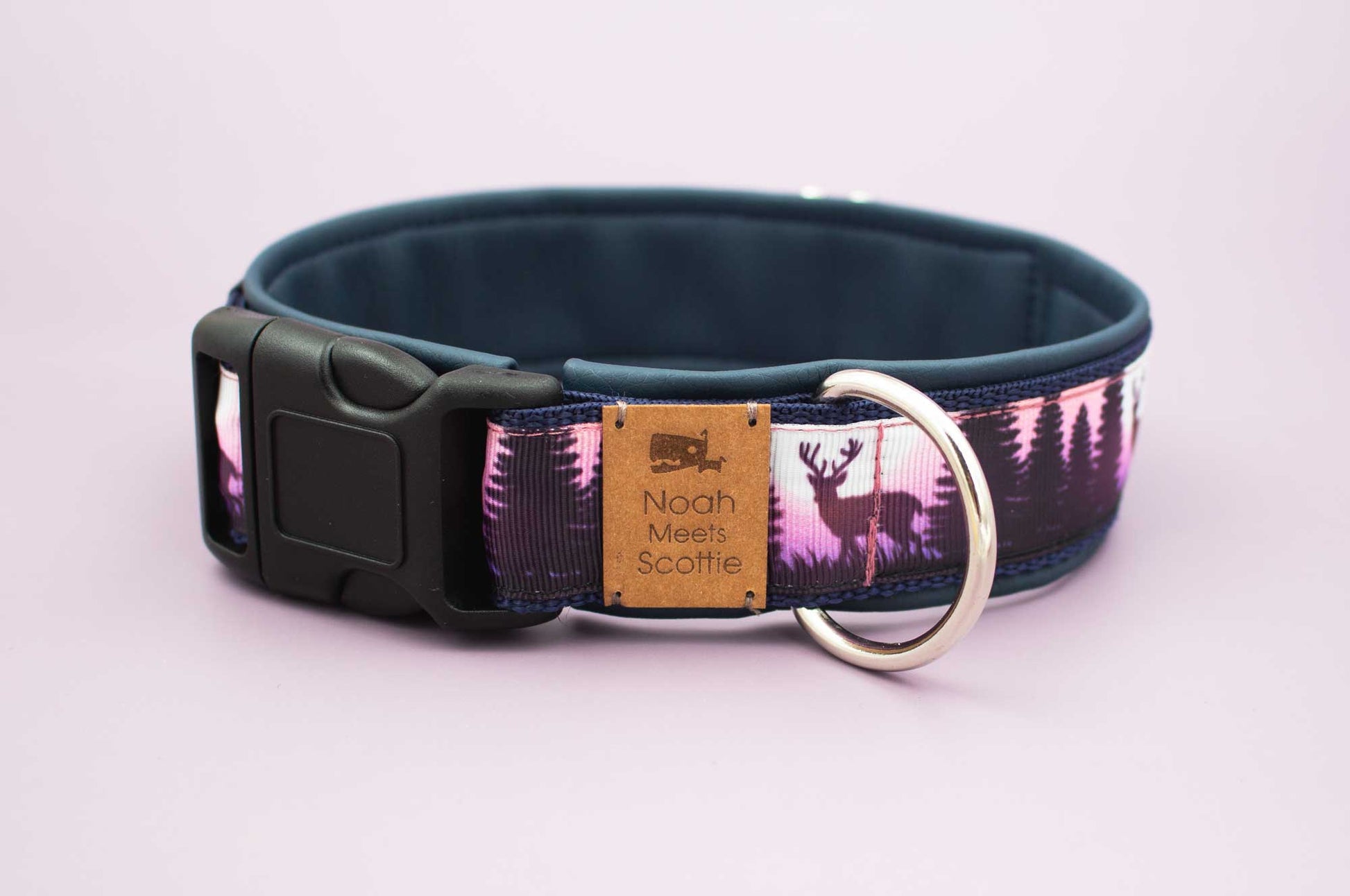 Detailansicht Hundehalsband NIGHTTIME, verstellbar und robust, Hirschmotiv mit Wald und Abendhimmel