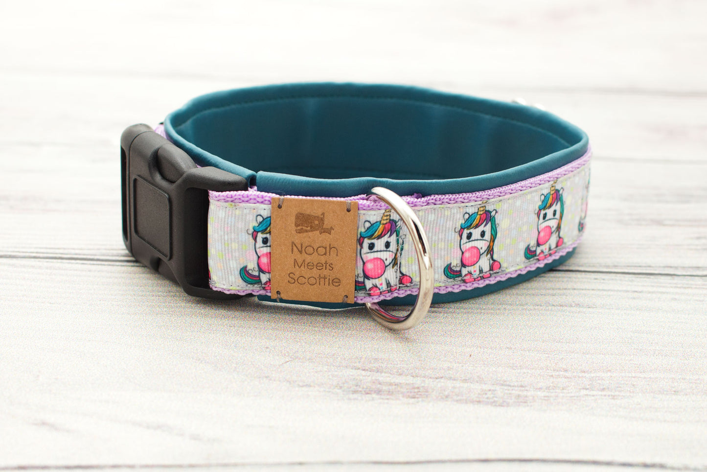 Detail Hundehalsband NOLA – lustiges Einhornmuster mit Kaugummi, mittelblau gefüttert