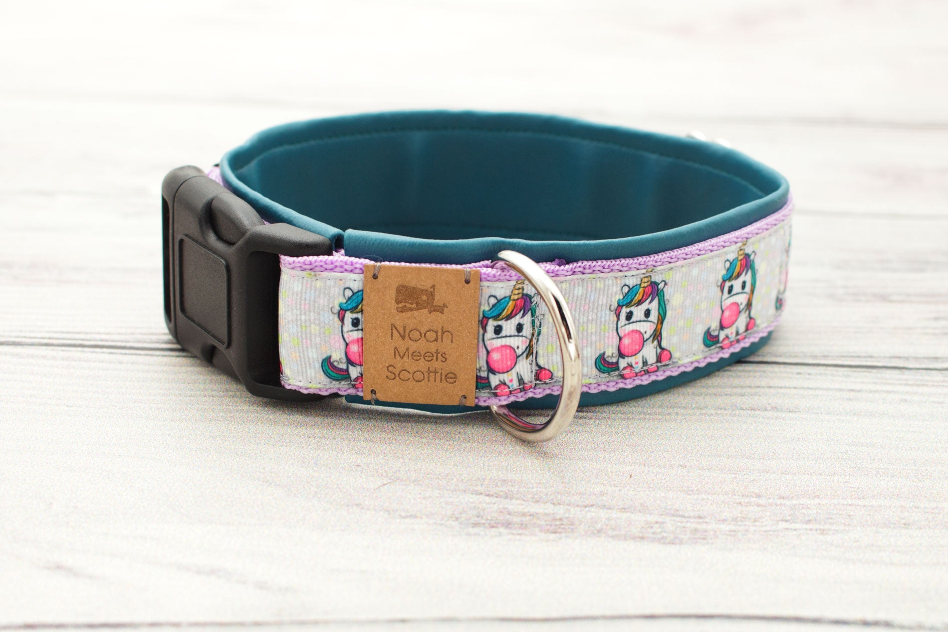 Detail Hundehalsband NOLA – lustiges Einhornmuster mit Kaugummi, mittelblau gefüttert