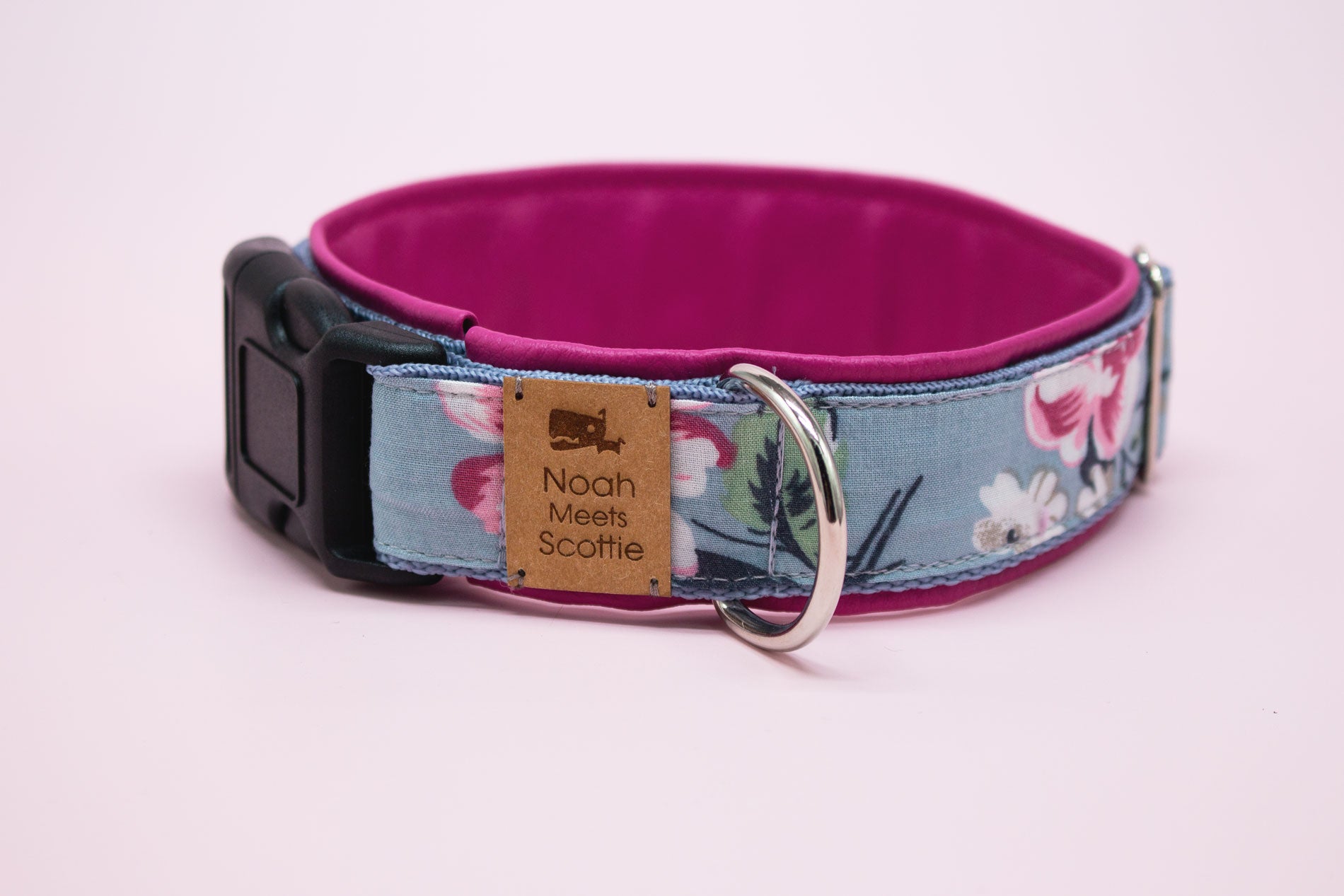 Detail Hundehalsband ONALI – florales Design in Rauchblau, beige und rosa, gefüttert in Pink