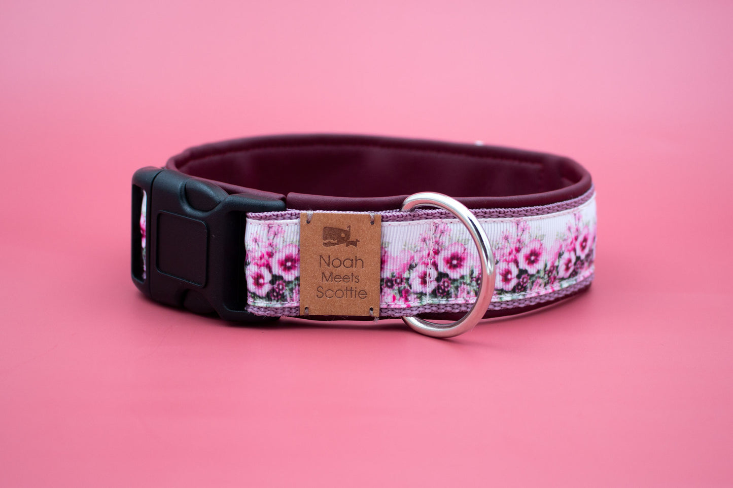 Detailansicht Hundehalsband PATH OF FLOWERS mit romantischem Blumendesign in Rosa, Weiß und Dunkelrot