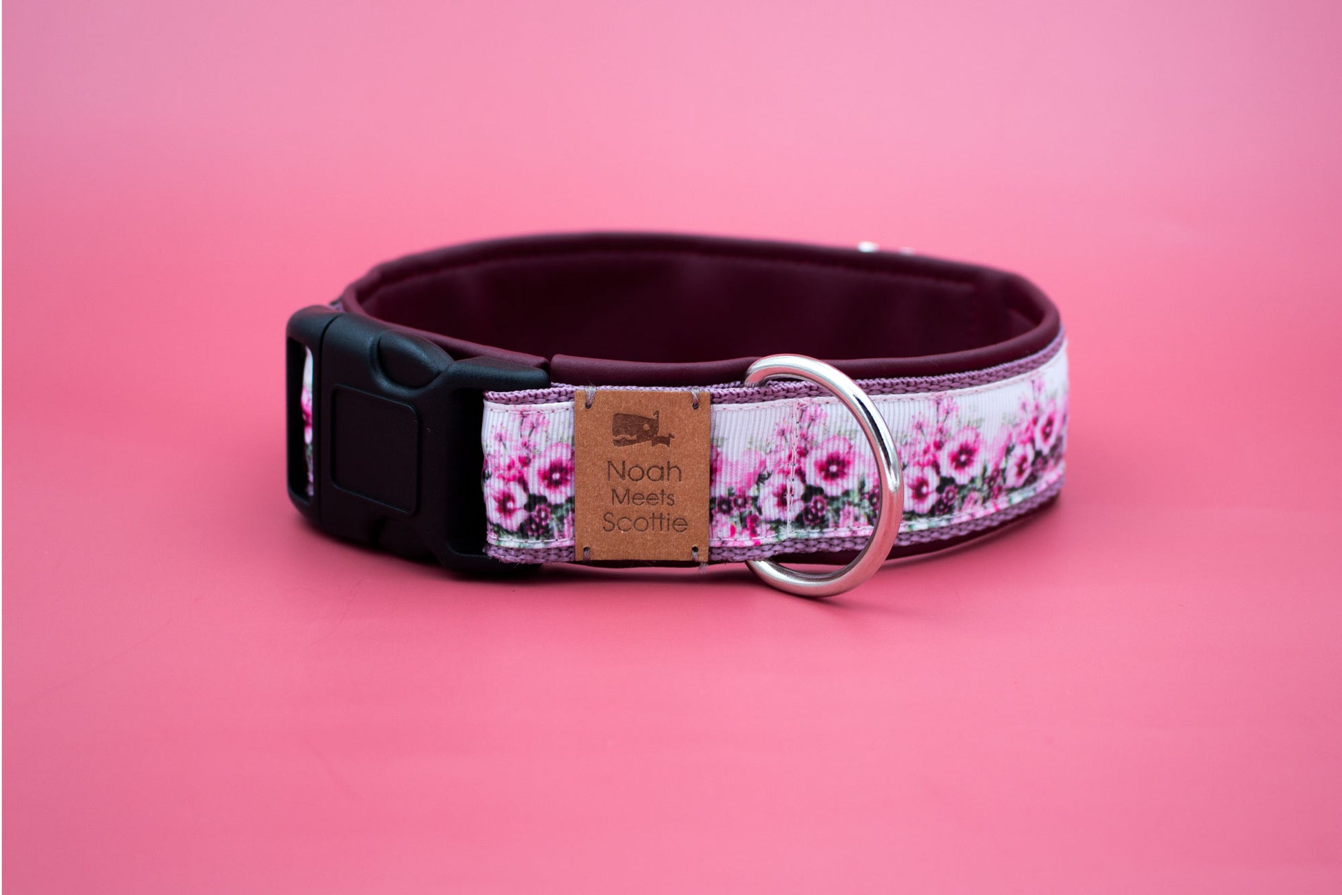 Hundehalsband PATH OF FLOWERS, weich gefüttert mit bordeauxfarbenem Kunstleder – Seitenansicht