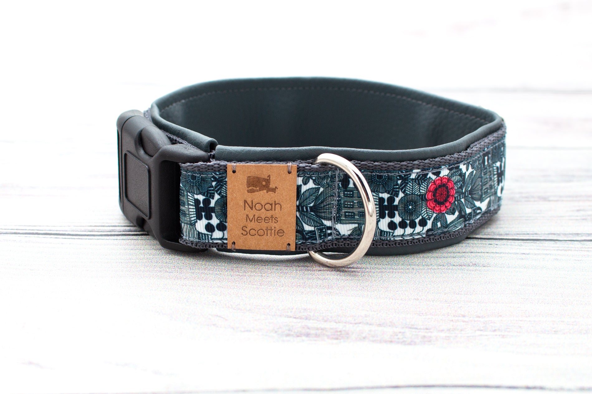 Seitenansicht Hundehalsband MISTER FLINT – grafisches urbanes Muster mit roten Blüten, weich gefüttert