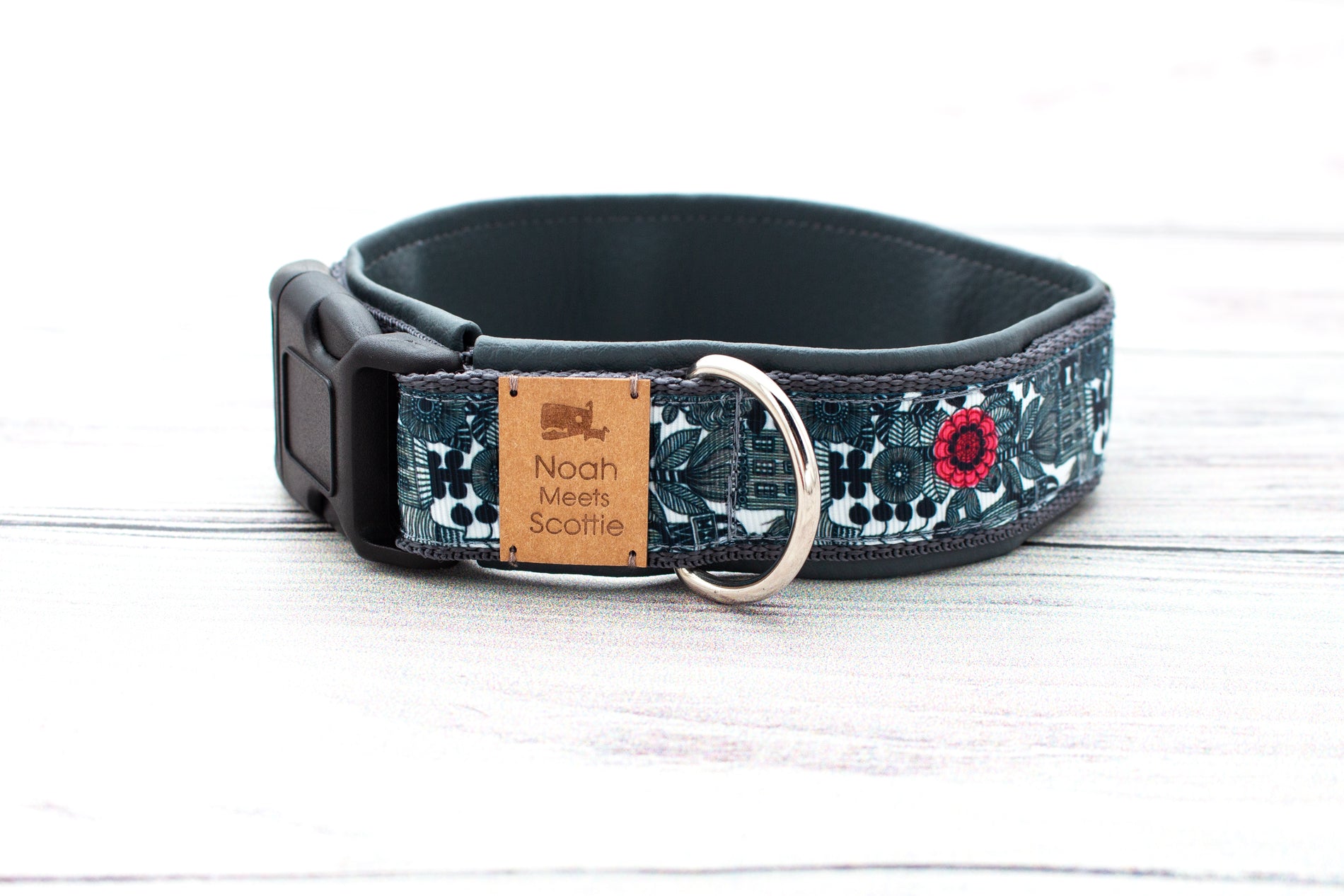 Nahaufnahme Hundehalsband MISTER FLINT – botanisches Design kombiniert mit urbanen Architekturmotiven