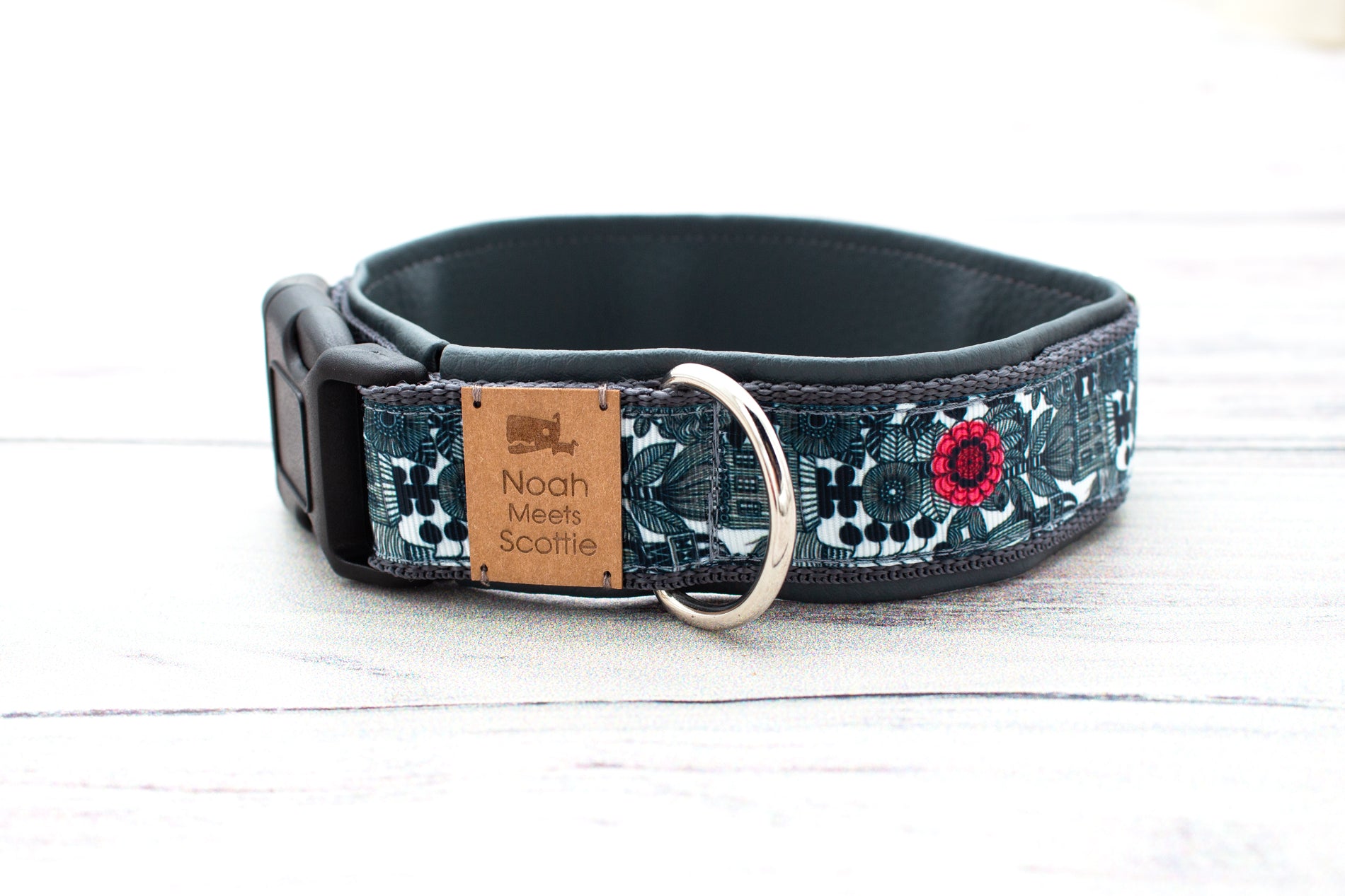 Detailansicht Hundehalsband MISTER FLINT mit urbanem botanischem Muster und roten Blüten auf dunklem Grund