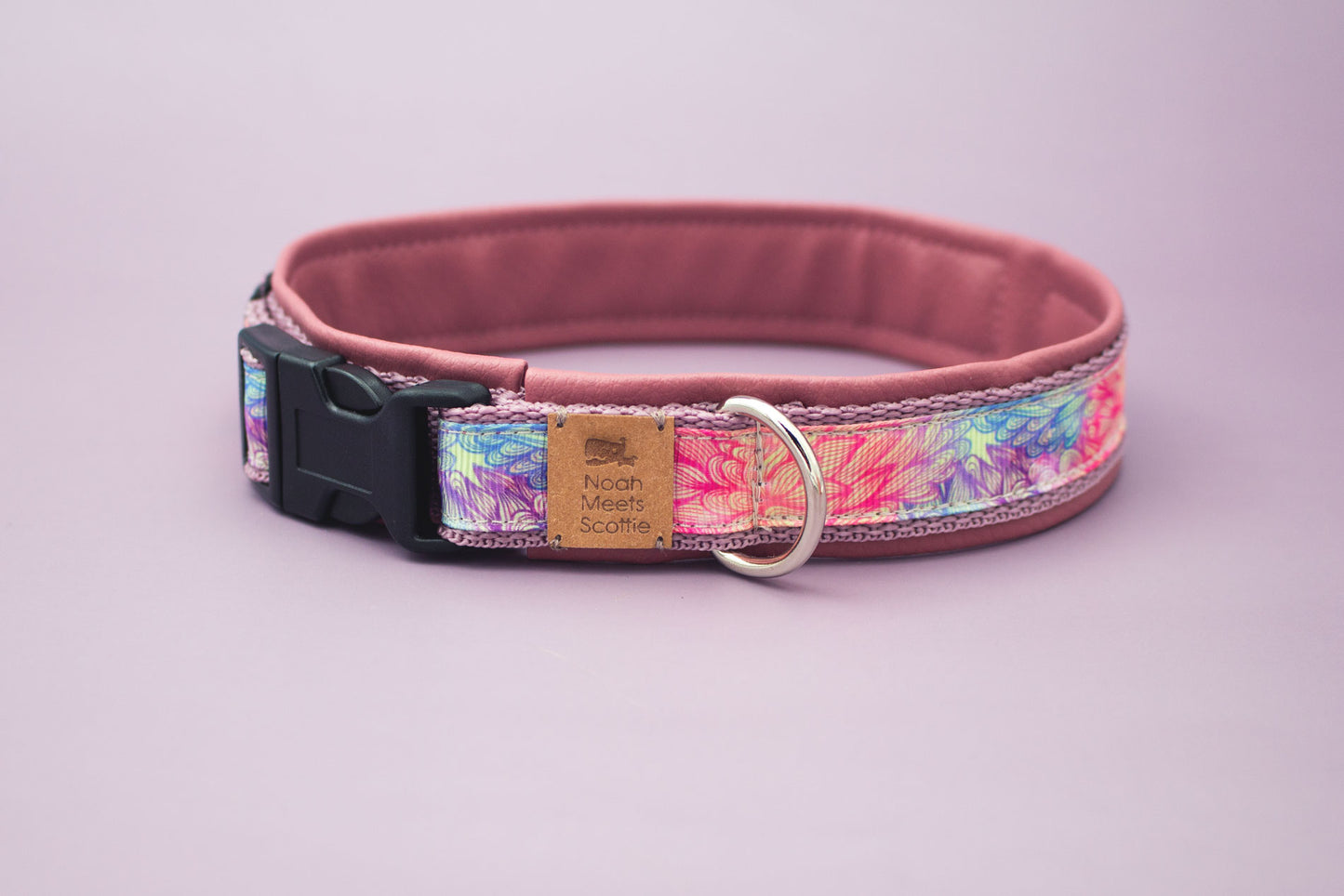 Hundehalsband Peony in Altrosa mit Pfauenfedermuster in Rosa, Blau und Lila – Vorderansicht