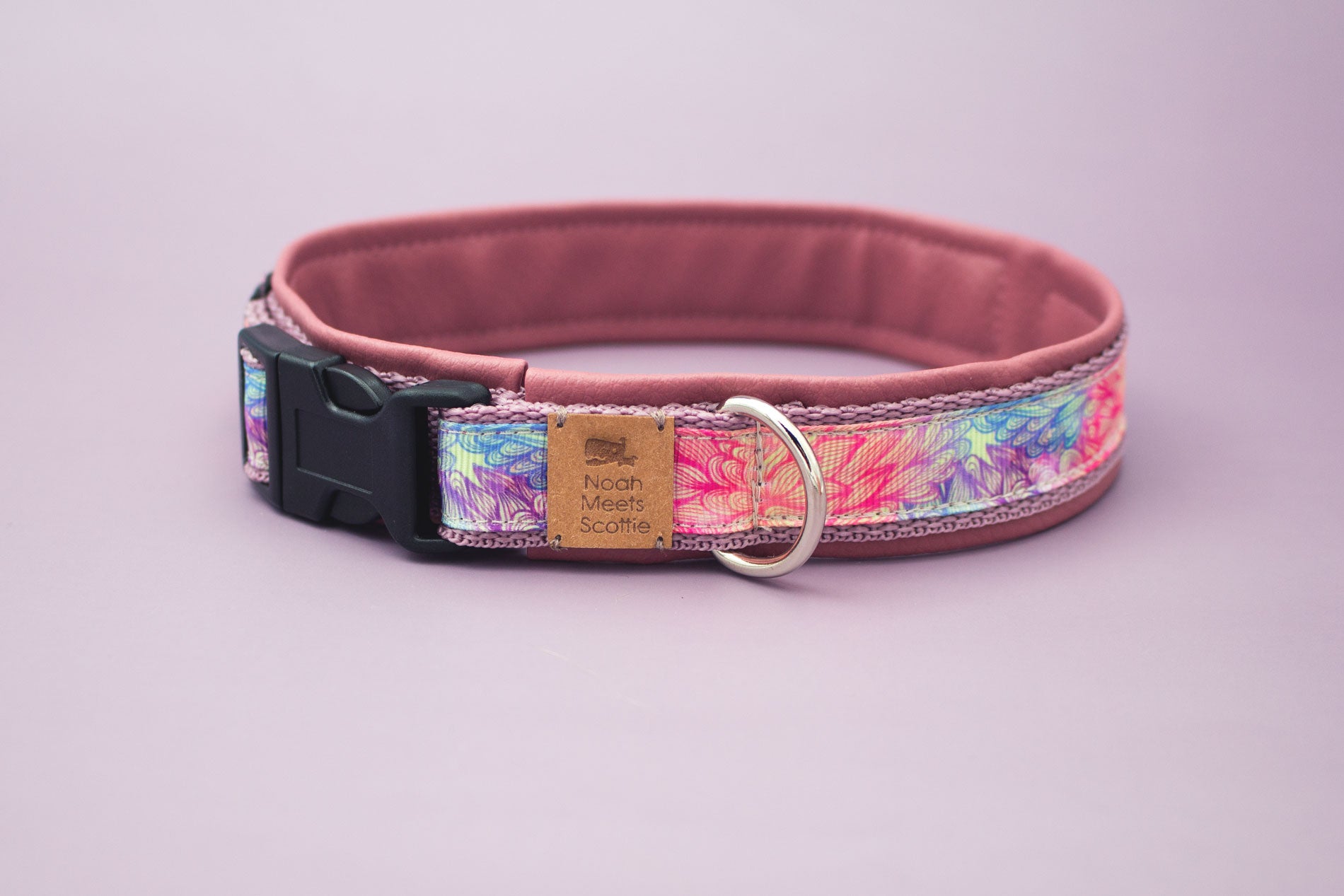 Hundehalsband Peony in Altrosa mit Pfauenfedermuster in Rosa, Blau und Lila – Vorderansicht
