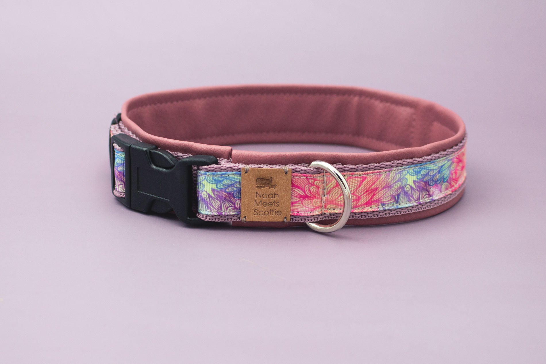 Seitenansicht Hundehalsband Peony – Altrosa mit Pfauenfedermuster in Rosa, Blau und Lila