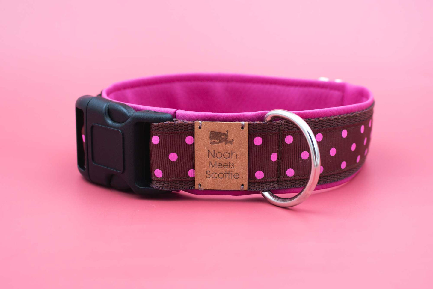 Detailansicht Hundehalsband PINK DOT, weich gefüttert mit braunem Kunstleder