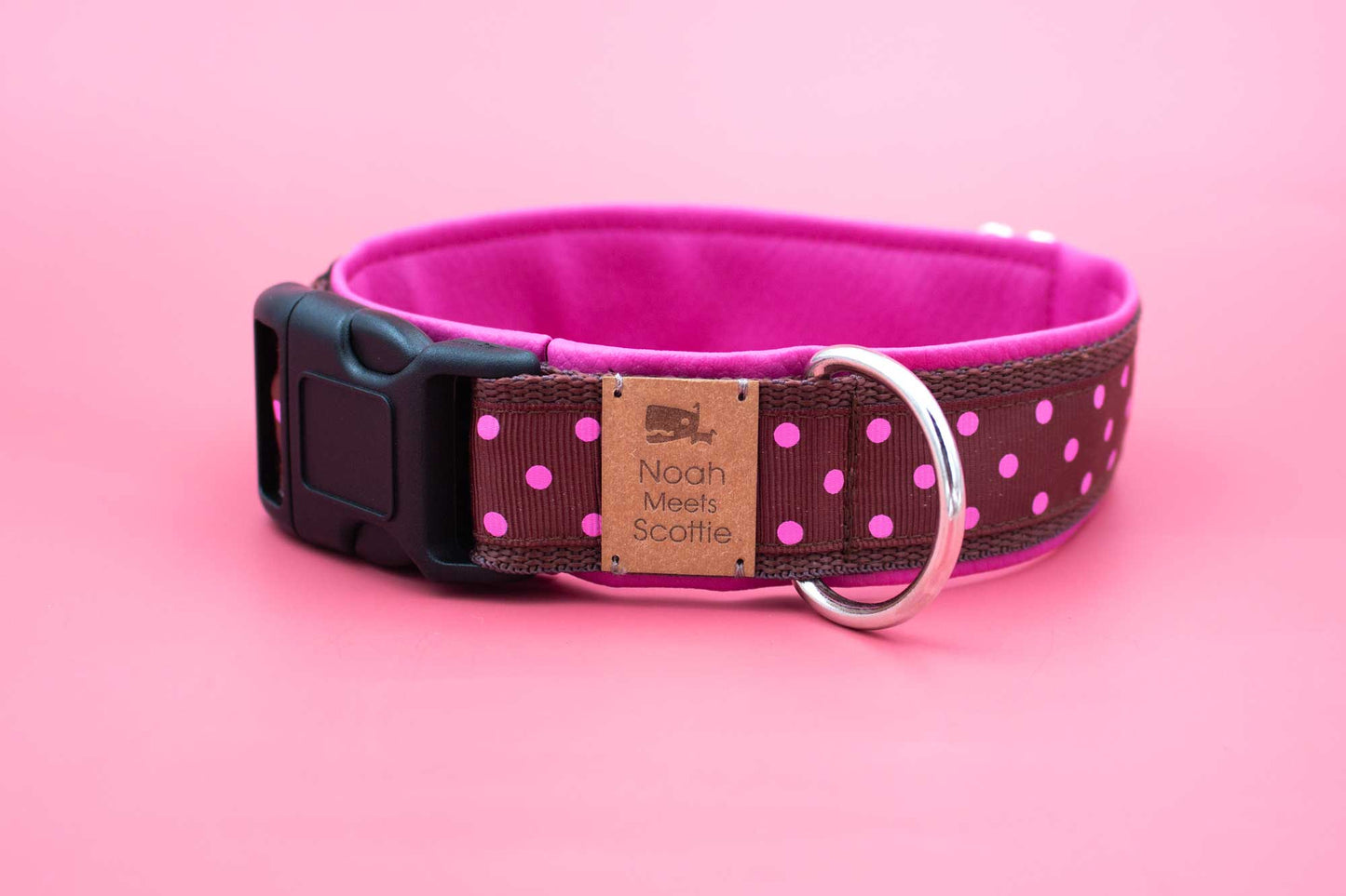 Seitenansicht Hundehalsband PINK DOT mit modernem Punktemuster in kräftigem Pink und Braun