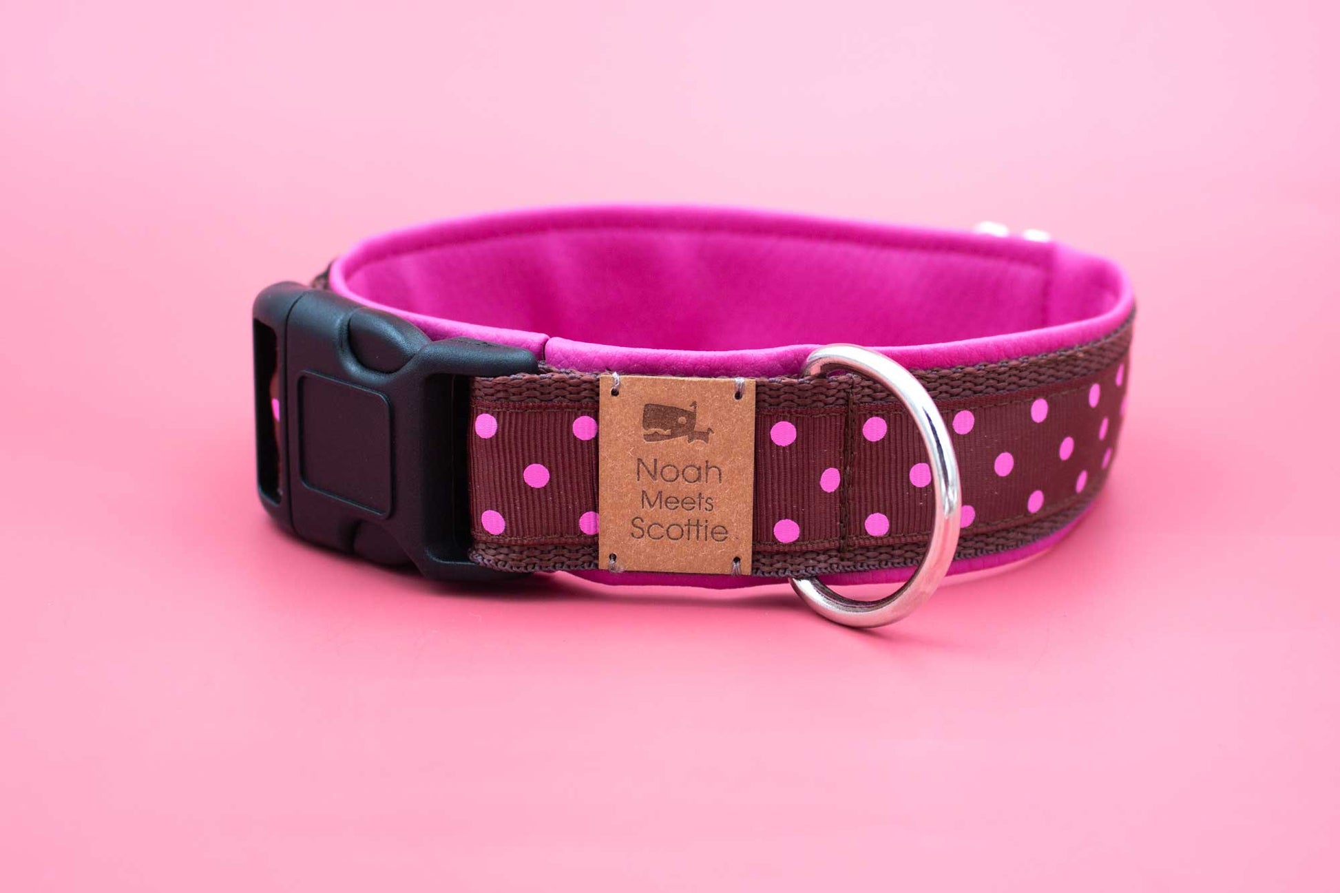 Seitenansicht Hundehalsband PINK DOT mit modernem Punktemuster in kräftigem Pink und Braun