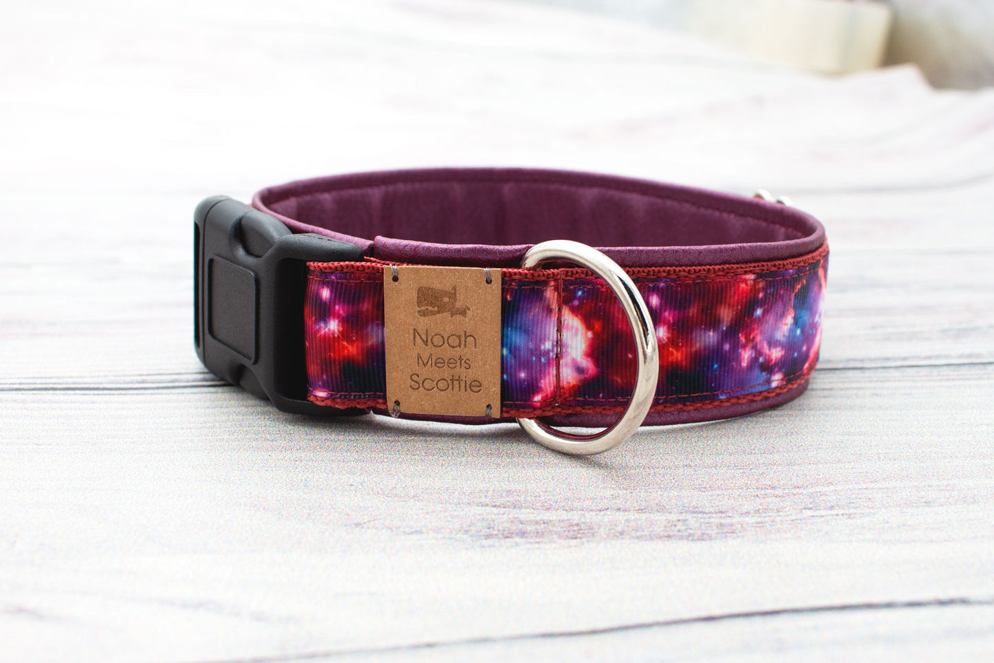 Detail Hundehalsband PINK GALAXY – Galaxie Muster mit pinkfarbenem Kunstleder