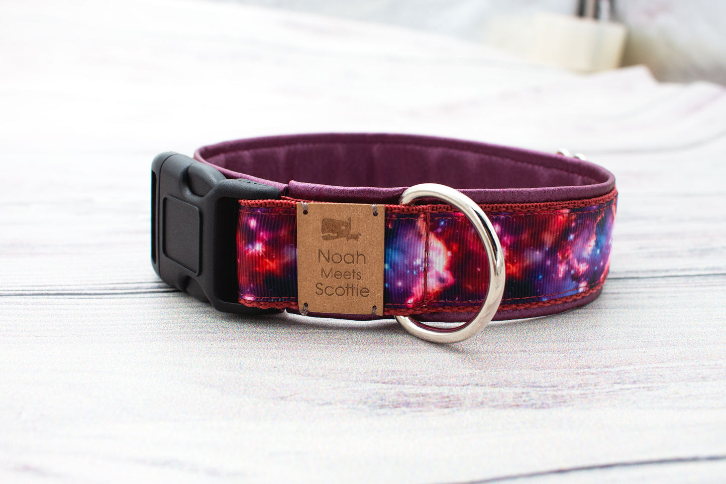 Hundehalsband PINK GALAXY – auffälliges Design in Pink und Lila, weich gefüttert, robust und verstellbar