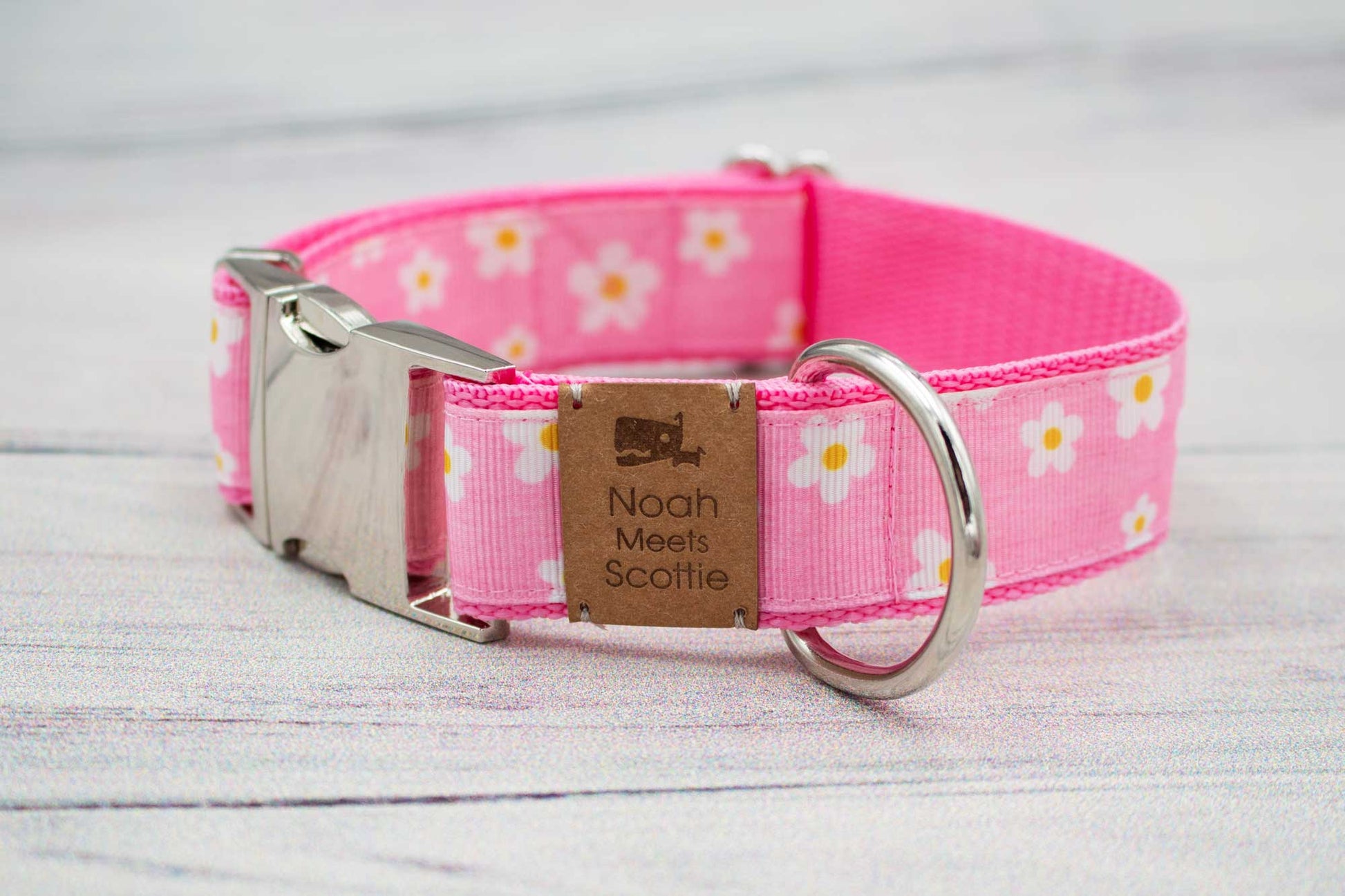 Detail Hundehalsband PINKDAISY – florales Gänseblümchen Design auf rosafarbenem Grund, modern und verspielt