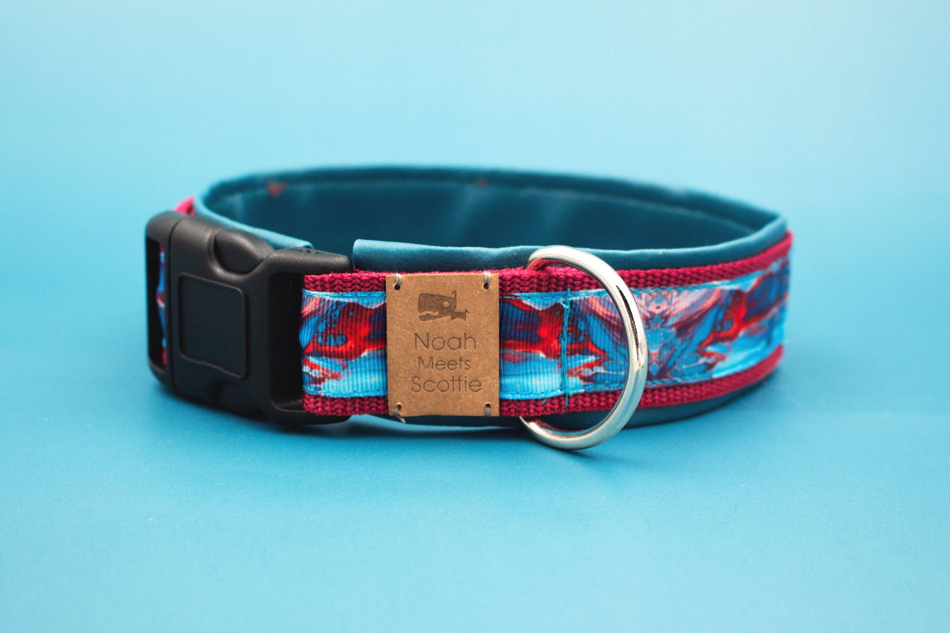 Detail Hundehalsband RED MARBLE – Marmormuster in Rot und Blau, petrolfarben gefüttert