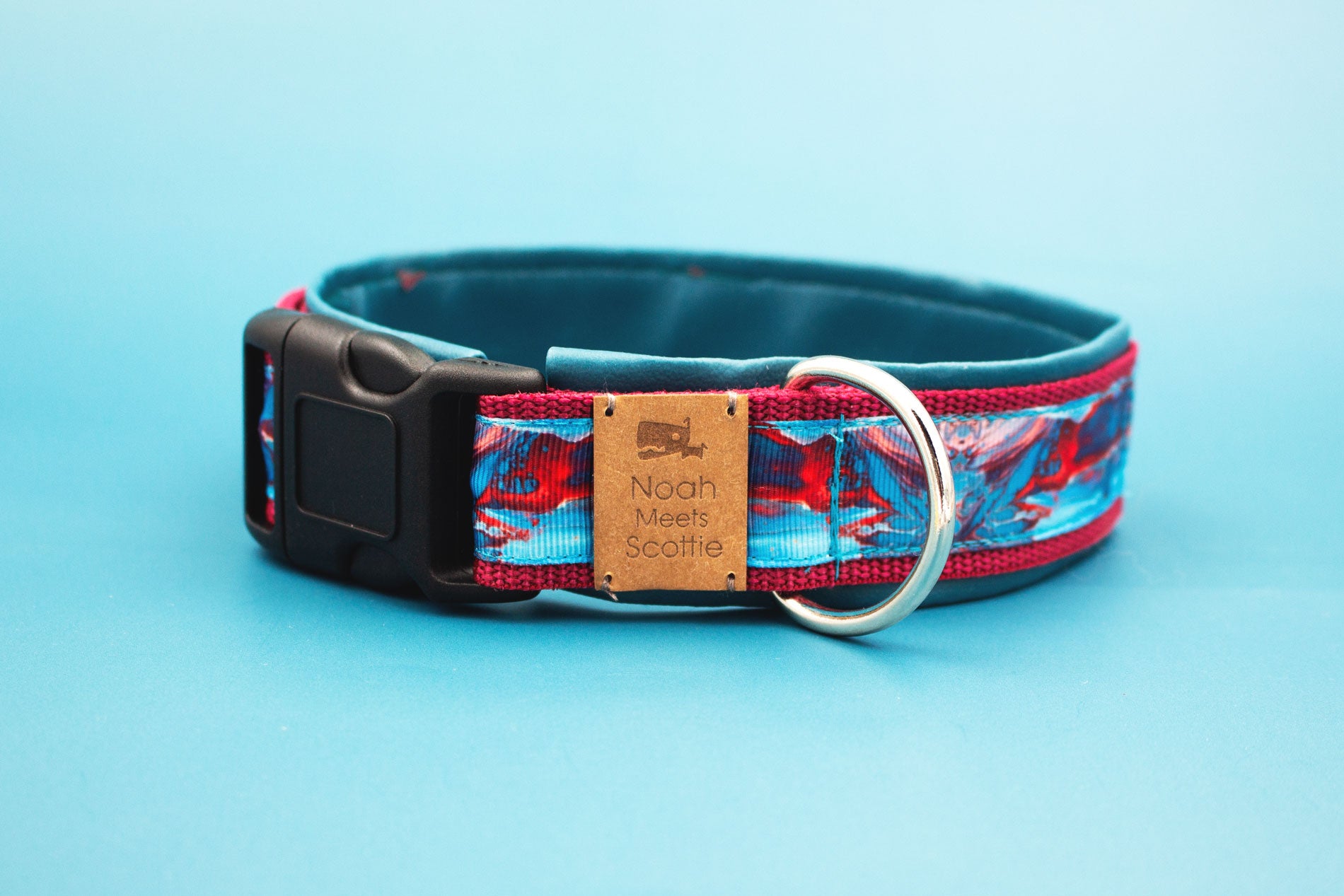 Hundehalsband RED MARBLE – modernes, robustes Designer-Halsband im Marmordesign Rot Blau