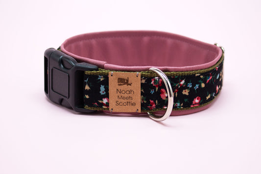 Gepolstertes Hundehalsband Rosalie, verstellbar, schwarz mit romantischem Blumenmuster, olivgrünem Gurtband und altrosa Kunstleder – Vorderansicht