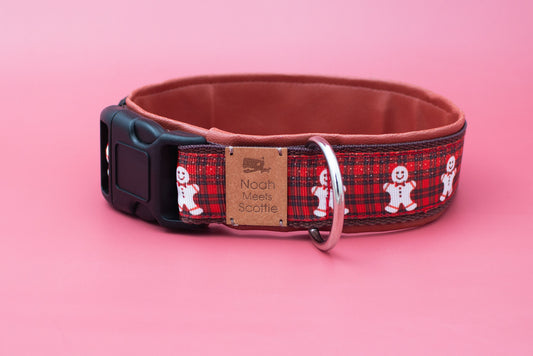 Hundehalsband RUPERT mit Weihnachtsdesign und Lebkuchenmännern auf rotem Karomuster – Frontansicht