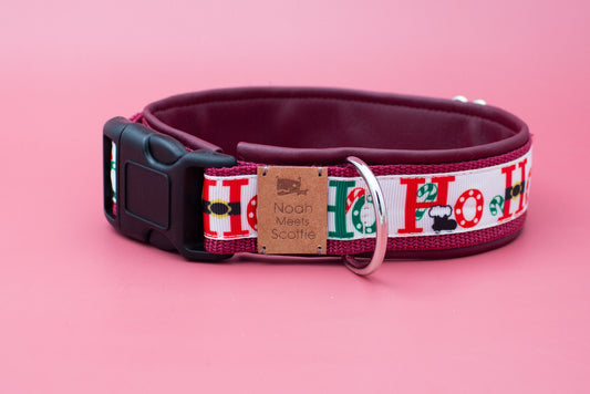 Hundehalsband SANTAS CALL mit Weihnachtsdesign HO HO HO in Rot Weiß Bunt – Frontansicht