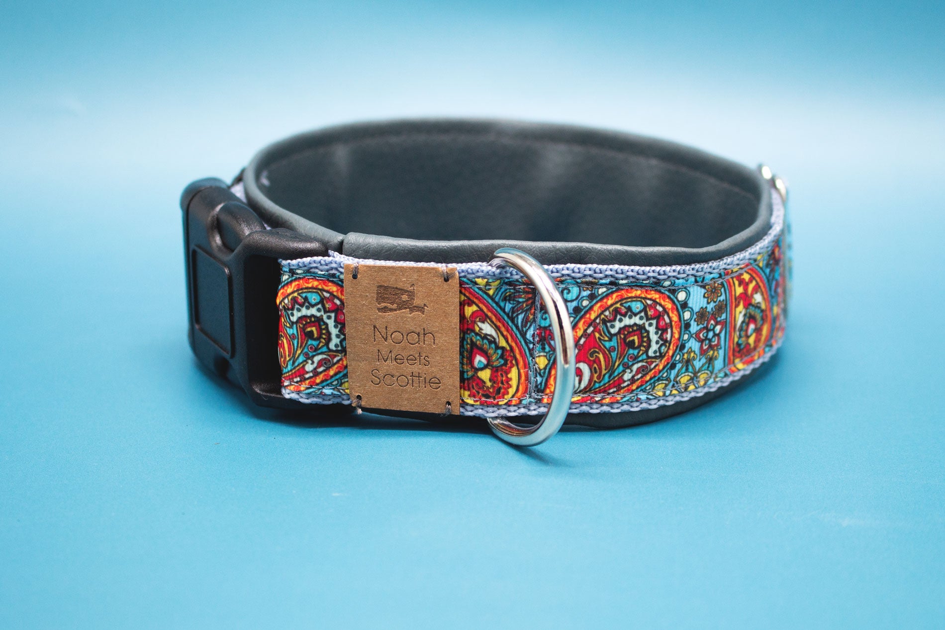 Detailansicht Hundehalsband SCOTTIE, robustes graues Gurtband und dunkelgraues Kunstleder