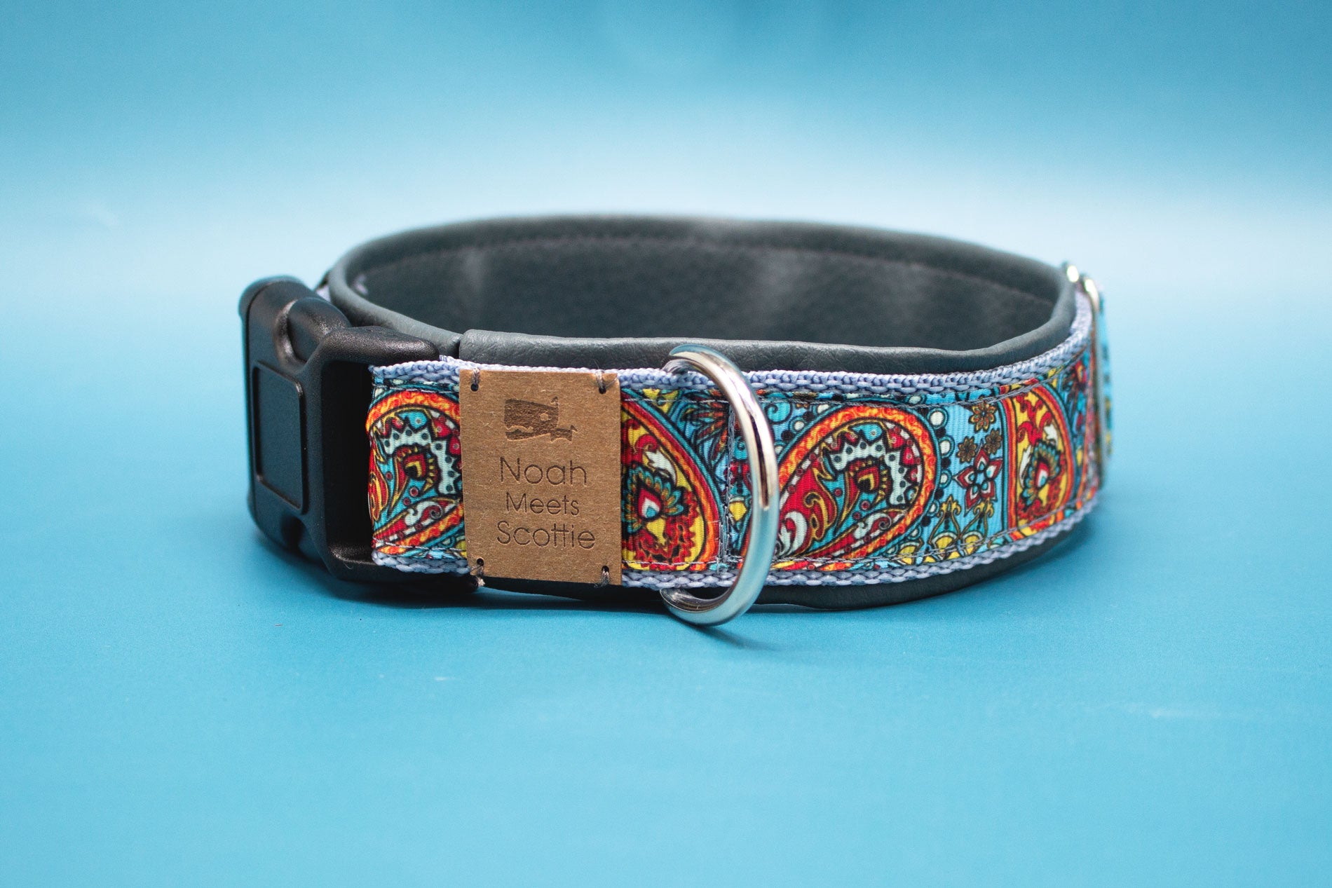 Hundehalsband SCOTTIE mit farbenfrohem Paisley Muster – verstellbar und weich gefüttert