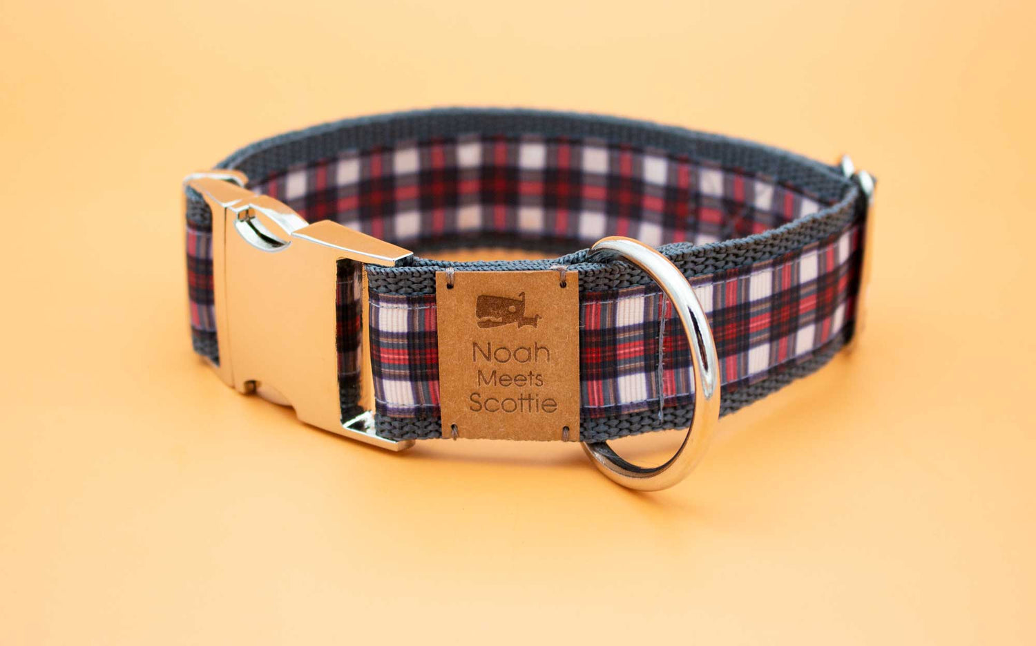 Hundehalsband SCOTTISH TALE – Schottenkaro in Rot, Grau und Weiß, klassisch, herbstlich, robust, verstellbar
