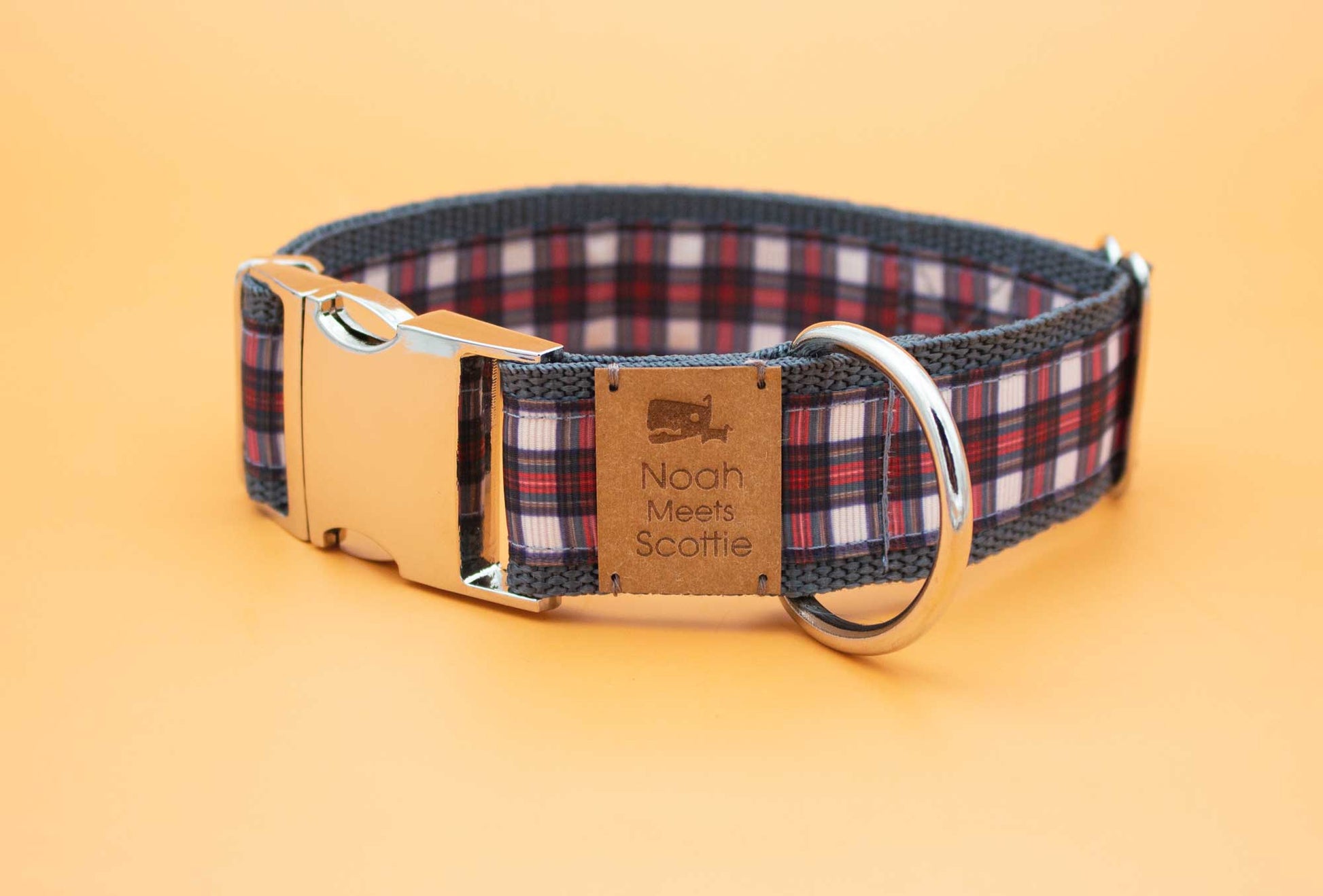 Detail Hundehalsband SCOTTISH TALE – traditionelles Schottenmuster in Rot, Grau und Weiß, edel und robust