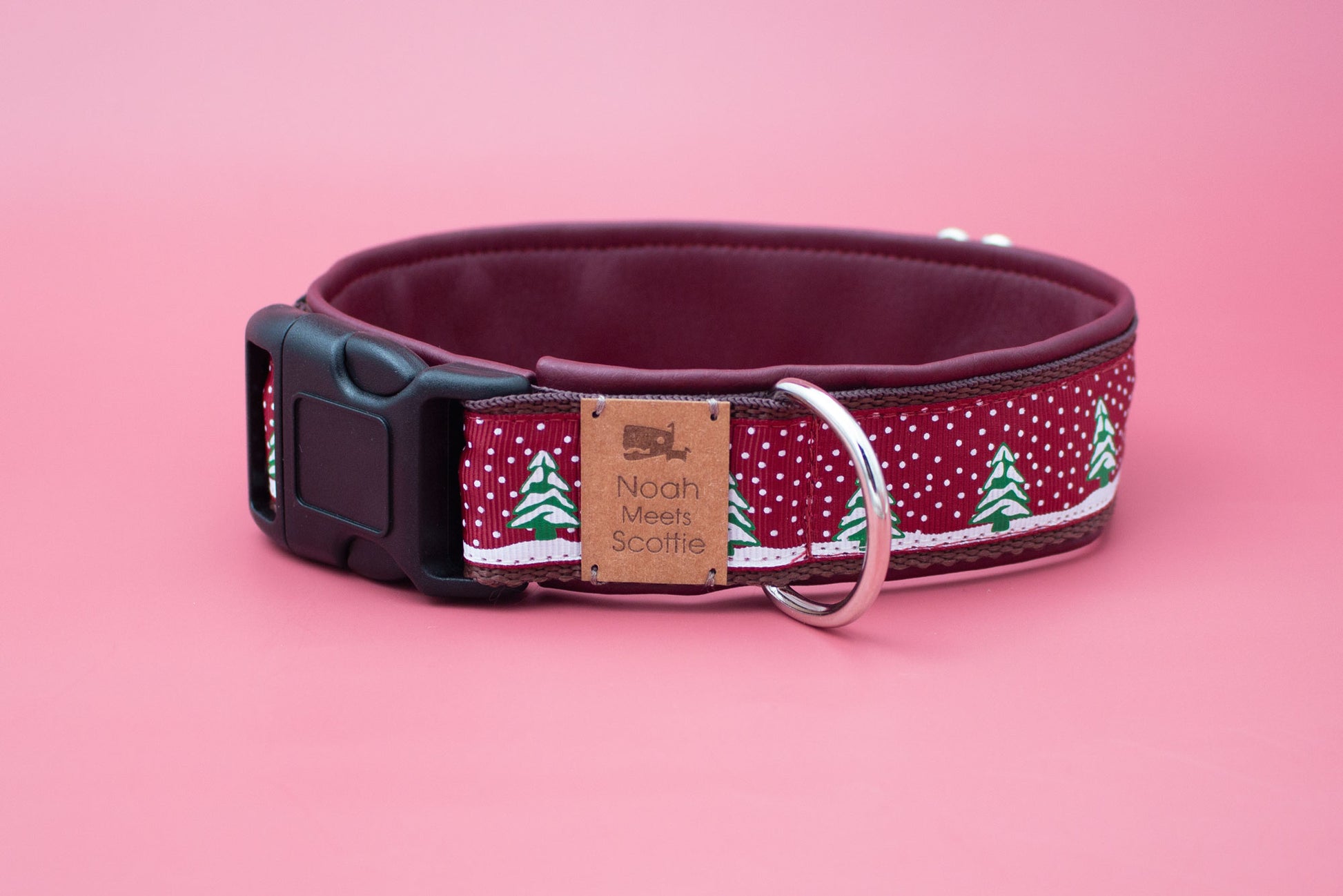 Frontansicht Hundehalsband SILENT NIGHT im Weihnachtsdesign mit Tannenbäumen und Schnee, weich gefüttert in Weinrot