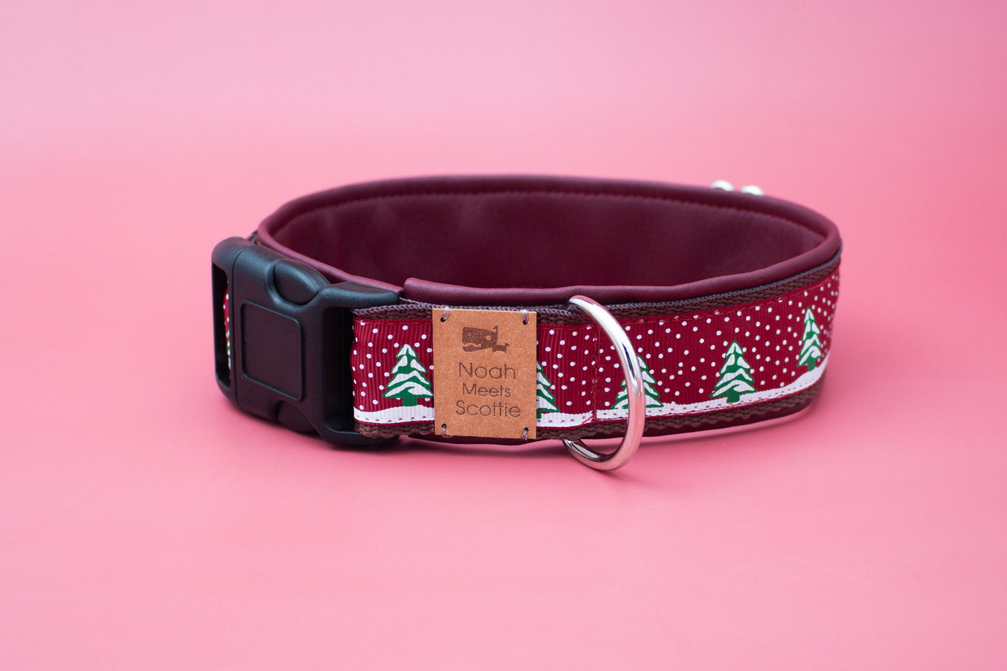 Detailansicht Hundehalsband SILENT NIGHT, robust und verstellbar, festliches Muster mit Tannenbäumen und Schneeflocken