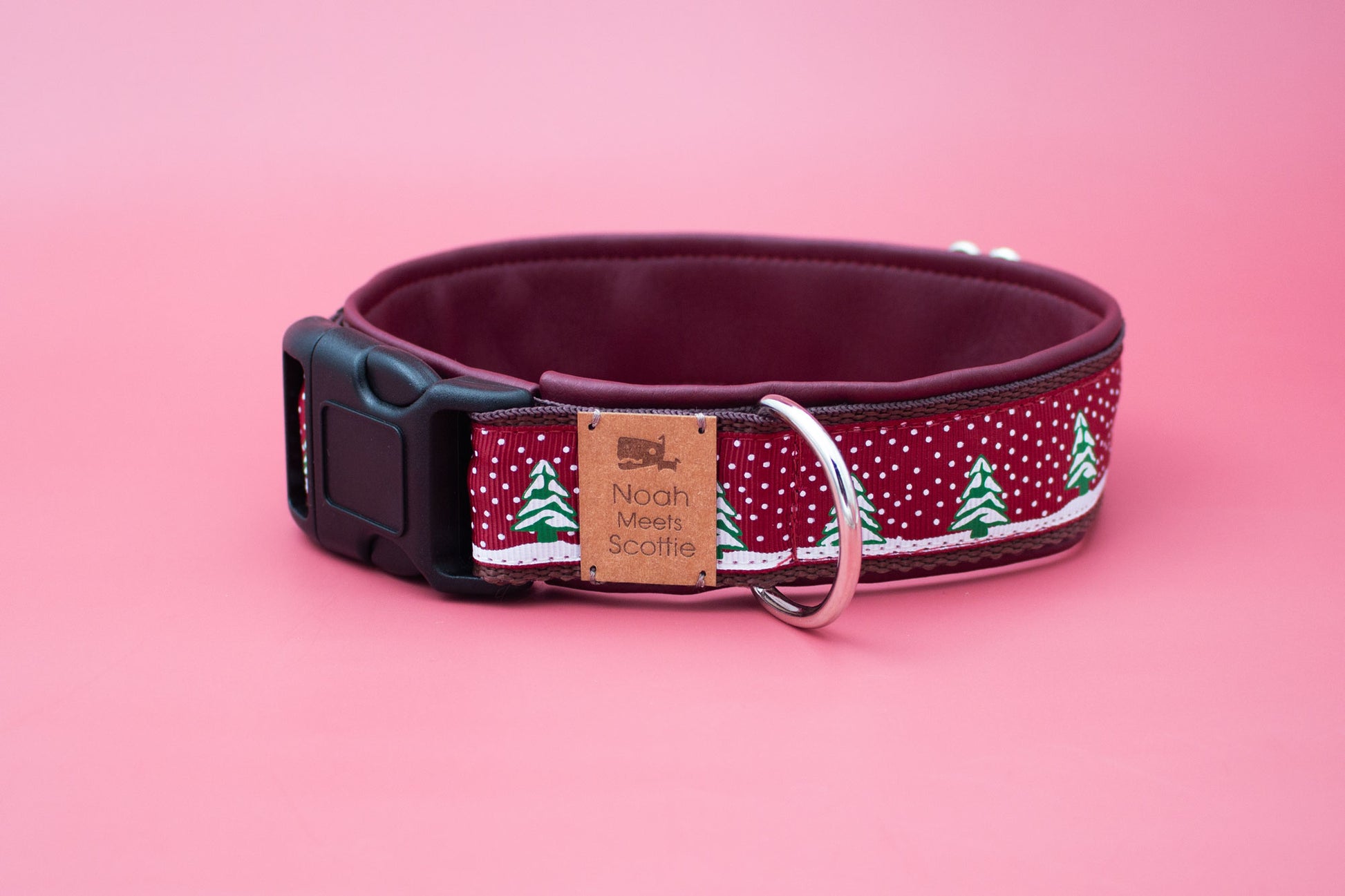 Detailansicht Hundehalsband SILENT NIGHT, robust und verstellbar, festliches Muster mit Tannenbäumen und Schneeflocken