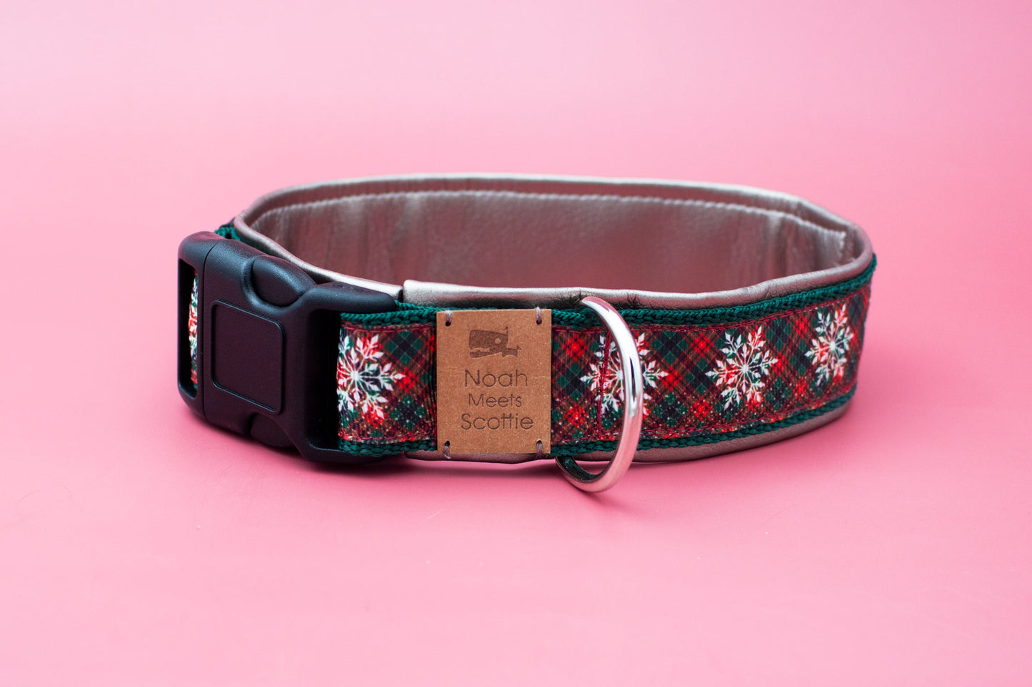 Detailansicht Hundehalsband SNOWFLAKE, verstellbar und robust, festliches Muster mit Schneeflocken und Goldakzenten