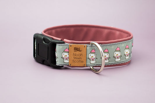 Frontansicht Hundehalsband SNOWMAN in Grau mit rosa Schneemannmotiv, weich gefüttert mit rosafarbenem Kunstleder