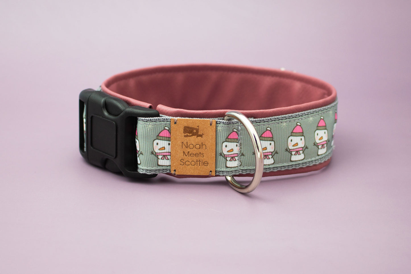 Detailansicht Hundehalsband SNOWMAN, verstellbar und robust, verspieltes Schneemannmotiv in Grau und Rosa