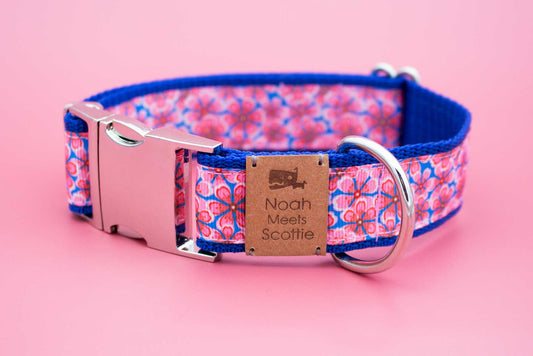 Hundehalsband SOMMERGLÜHEN mit Blumenmuster in Rosa und Blau, verspielt und sommerlich