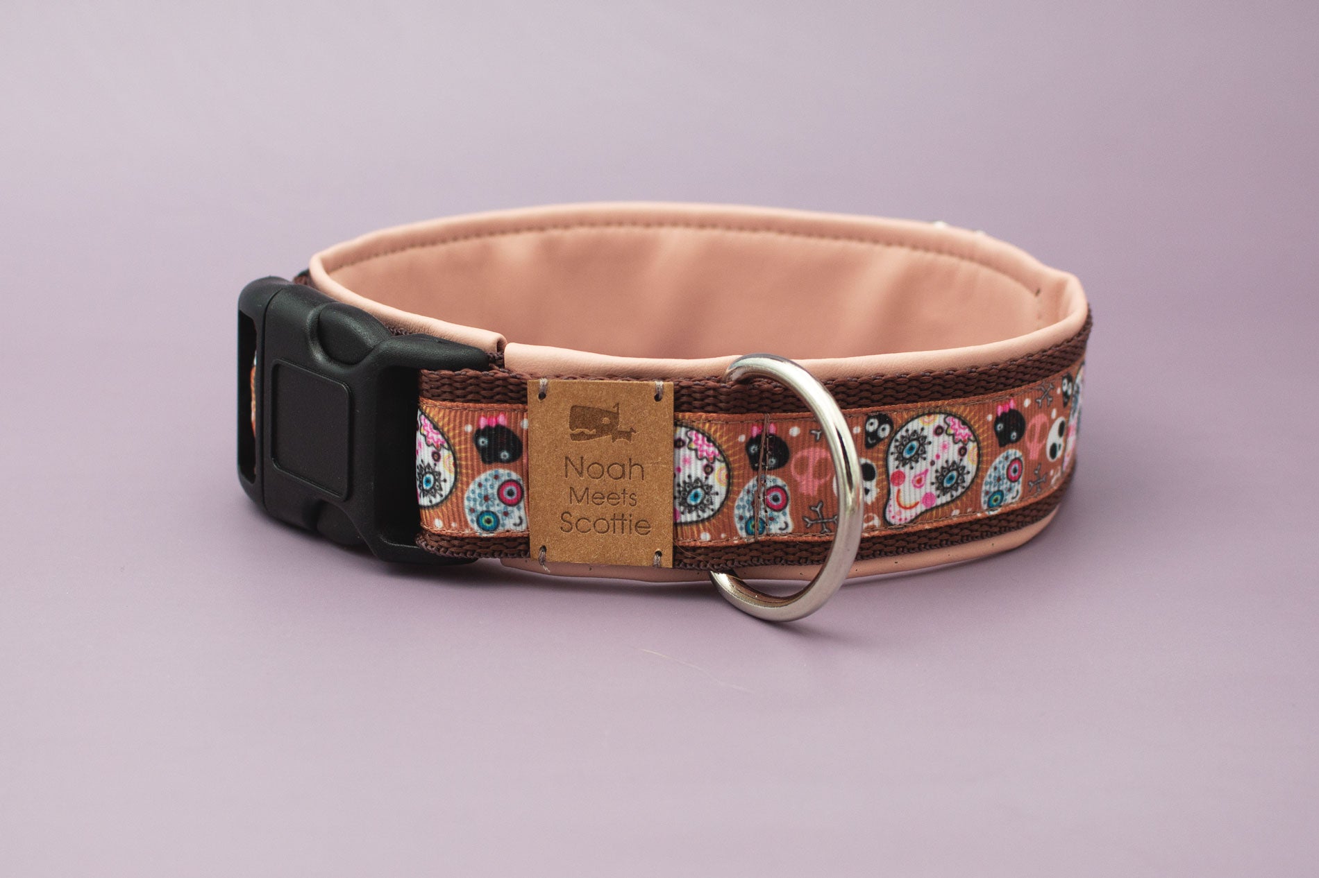 Hundehalsband Sugar Skulls – rosa, braun, weiß, hellblau, gepolstert