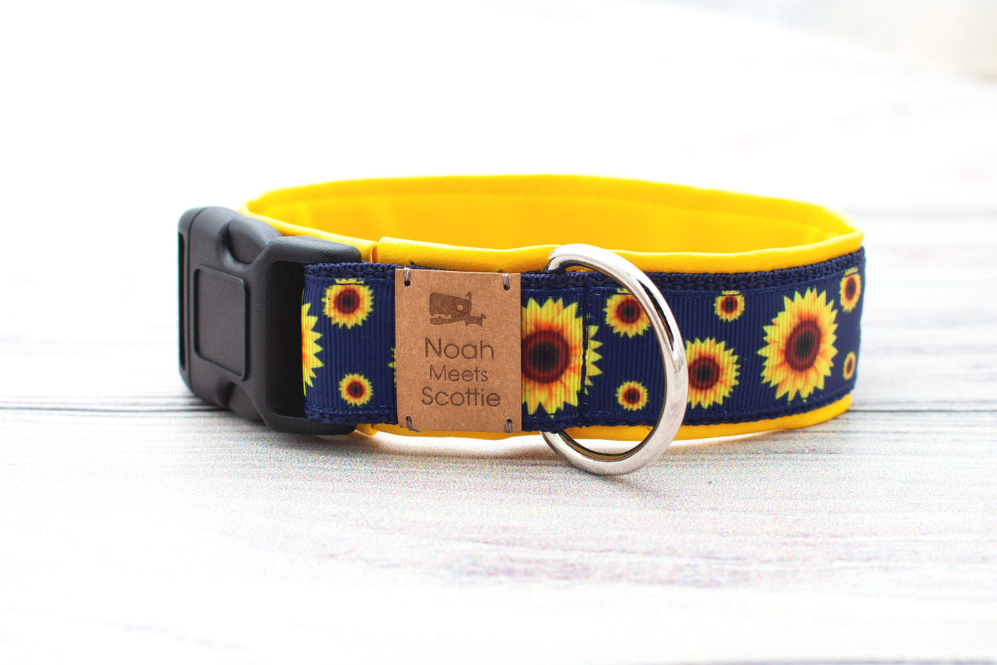 Seitenansicht Hundehalsband SUN-BUN mit sommerlichem Sonnenblumenmuster